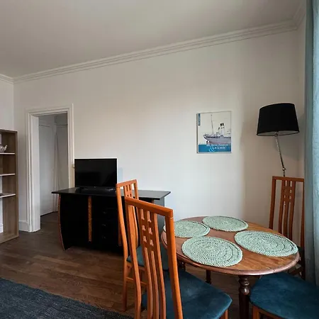 Charming T2 Close To The Train Station -